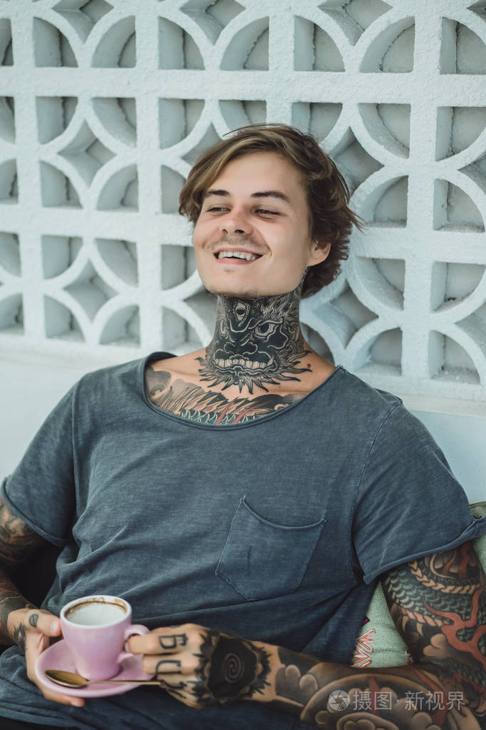 纹身男在咖啡馆喝咖啡