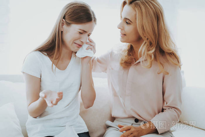 坐在家里的沙发上. 有问题的女孩. 家庭冲突. 父母和孩子.