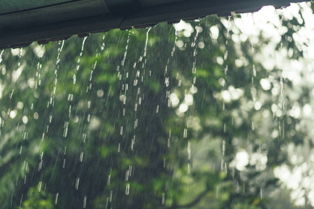 热带别墅窗户外面的雨
