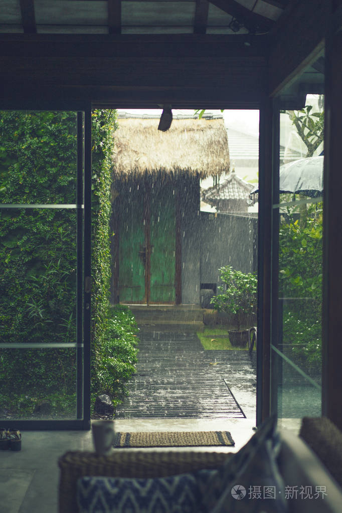 窗前看雨图片图片