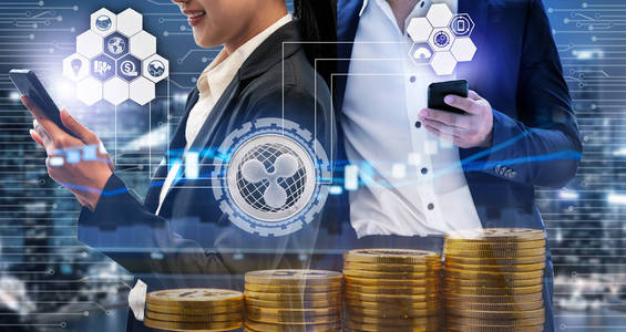 波纹和加密货币投资概念商人使用手机应用程序与另一个交易员在现代图形界面交易波纹XRP。 区块链和金融技术。