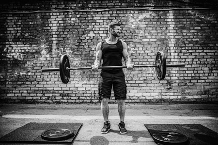 肌肉健身的人做 deadlift 一个杠铃在他的头在户外, 街头健身房。功能培训