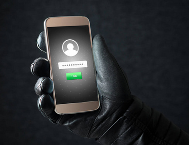 移动黑客和罪犯登录个人在线社交媒体帐户或个人信息和数据与智能手机