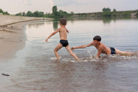 快乐的孩子们在水上奔跑，在河里洗澡，在户外