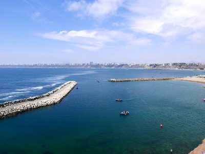 全景从利马悬崖，秘鲁首都海湾北部，从乔里略斯地区。在图像中有船，码头，悬崖上的外部建筑。照片中有船的太平洋。