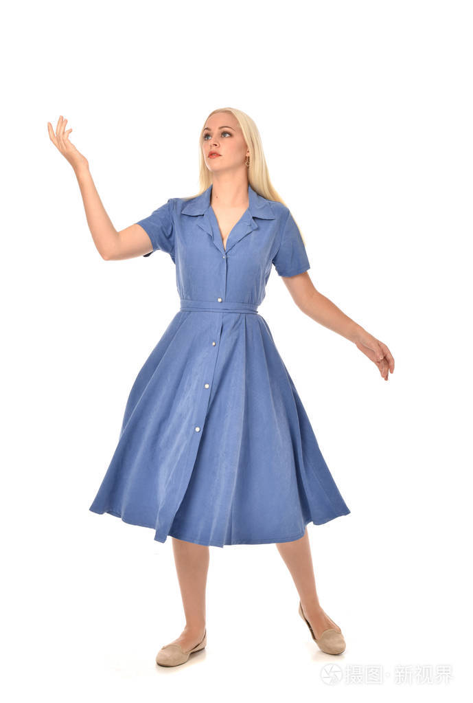 穿蓝色连衣裙的金发女孩的全长肖像站姿孤立在白色工作室背景上