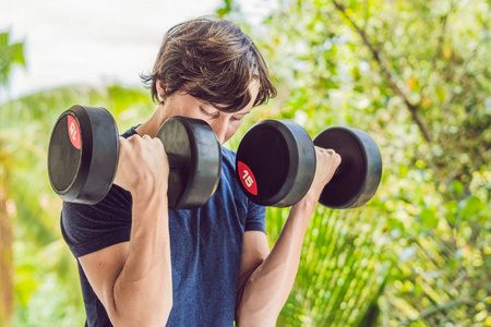 男性运动模式户外运动作为健康生活方式的一部分.照片
