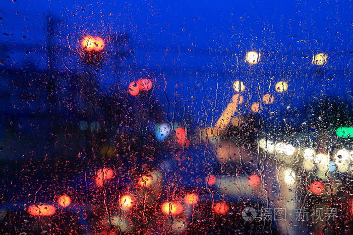 路灯伯克挡风玻璃后面的红绿灯模糊下雨了
