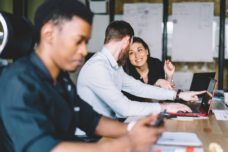积极向上的年轻同事相互交流,在办公室的协作过程中玩得很开心.