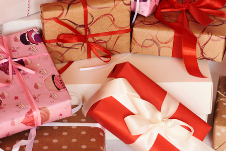 圣诞节假期呈现新年和庆祝概念。 各种礼品盒的特写。 带有彩色丝带的彩色礼品盒。 复古风格。 你设计的背景。 假日包装。