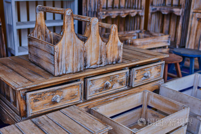 抽屉家具的视图破旧的老式室内家具从乡村白木床头柜由天然木材制成有