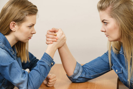 两个严重竞争的女人有手臂摔跤比赛。