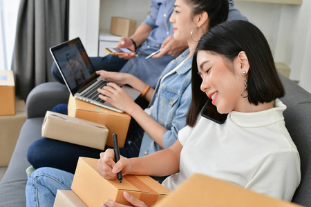 年轻人正在房子里工作,年轻的主人在网上创业.照片