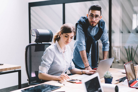 男性肖像,it,专业人员,看相机,而站在女性骄傲的首席执行官附近,在