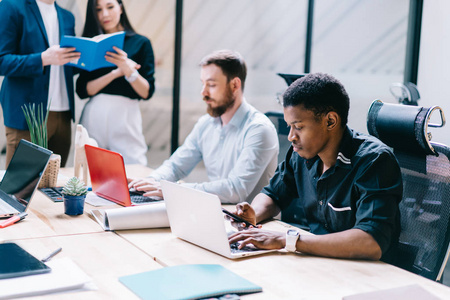 多样化的专业团队在网站上搜索信息照片