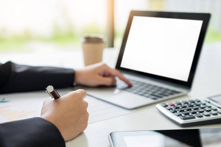 办公室工作,制定了一项新的商业计划,并绘制了现代数字计算机财务图表