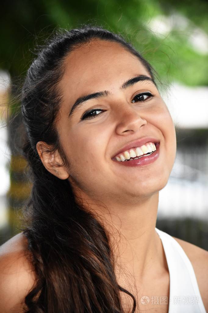 兴奋可爱的哥伦比亚女性