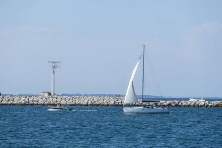 意大利索托马琳娜2018年6月30日游艇漂浮在意大利索托莫琳娜海滩附近。