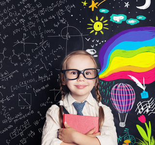 小女孩在黑板背景上用粉笔数学和五颜六色的艺术图案。 创造力教育艺术和科学大脑左右半球的概念