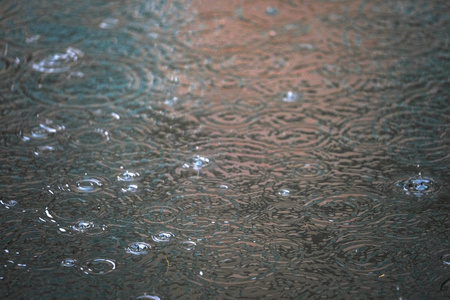 背景与雨滴的图像