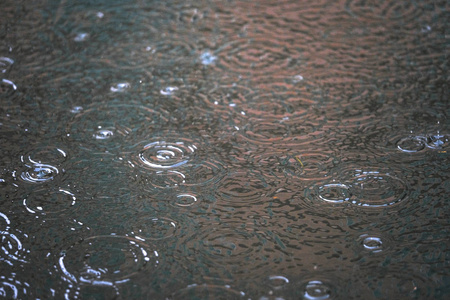 背景与雨滴的图像