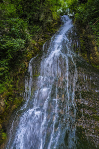 具有瀑布形象的高山景观