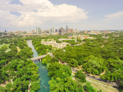 鸟瞰市中心从巴顿小溪的绿地在齐尔克大都会公园南奥斯汀与夏季蓝天。 位于美国德克萨斯州首府奥斯汀山地东缘。