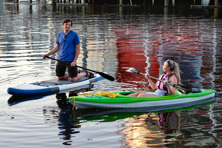 玩皮划艇已婚夫妇在英国海湾划船玩得很开心.