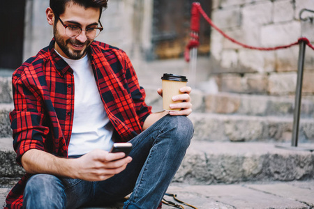 快乐的嬉皮士与社交网络中的追随者聊天，更新的是坐在街上的手机，而满足移动互联网漫游的男性游客在电话中发送短信