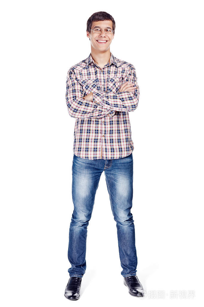 全身正面照片微笑的年轻人,胸前交叉双臂,戴着金属框眼镜,格子衬衫