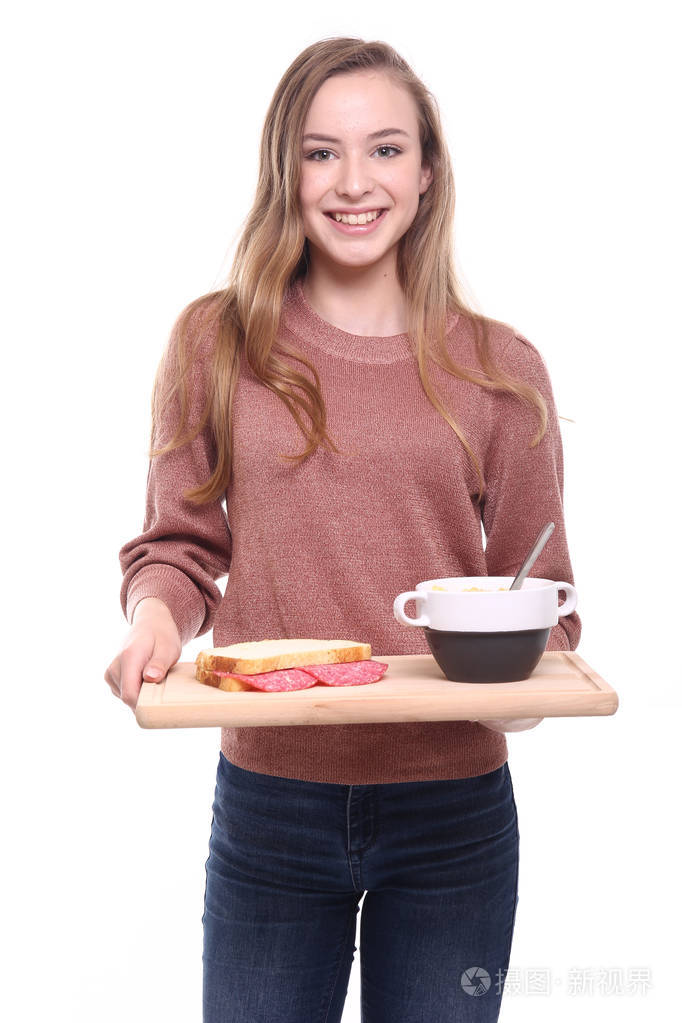 美丽的白种人女孩拿着托盘和碗和三明治