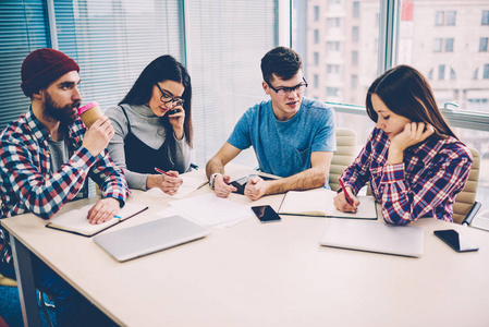 完成计划一群穿着随意的年轻人和专业领导一起讨论工作计划,并安排在