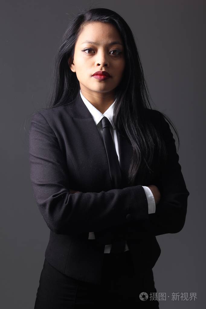 严肃的年轻亚洲女人