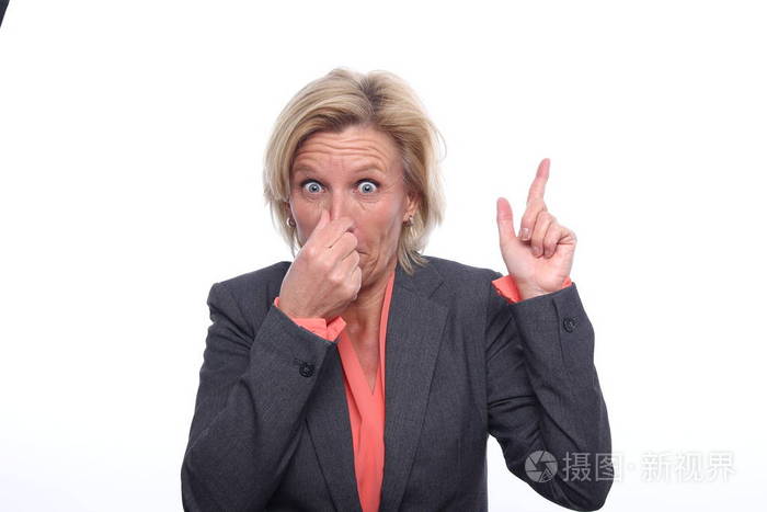 白种人的老女人指着某种东西