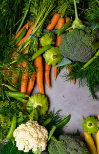 新鲜蔬菜。 胡萝卜青豆花椰菜西兰花大蒜菜白菜灰色背景。 收获园艺概念。 健康的食物。 素食主义。 清洁饮食空间文字