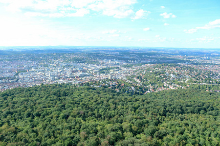 德国斯图加特城市顶部从电视塔丛林和天空的山丘和山脉郁郁葱葱的热带雨林背景。