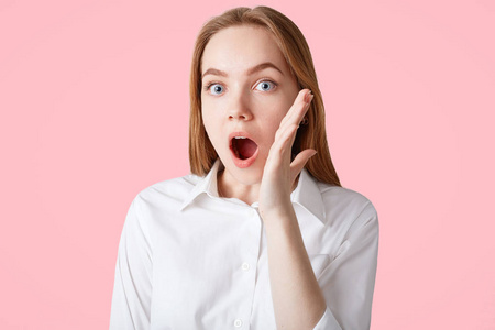 女人张开嘴照片图片