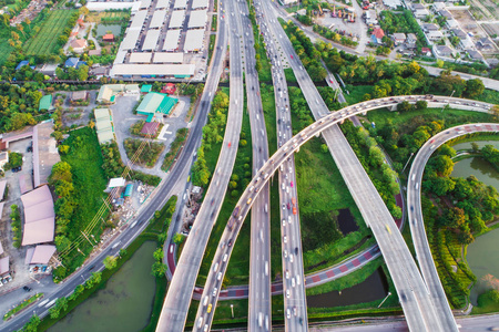 交叉口无限大标志交通道路与汽车和绿色公园池塘鸟瞰图