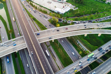 下视交通交叉路口道路与车辆运动运输概念