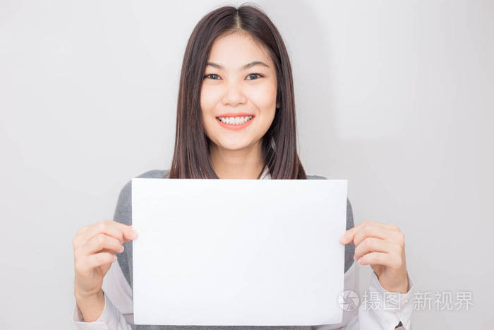 美丽的亚洲女人拿着白色的白纸广告