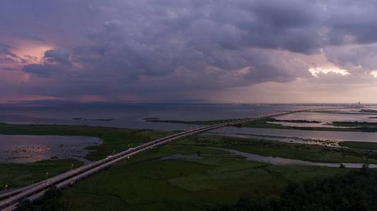 阿拉巴马海湾沿岸移动海湾日落处的风暴