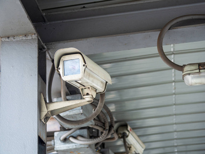 闭路电视安全摄像头安装在机场和地铁，用于保安监控和监视，以免发生坏事。