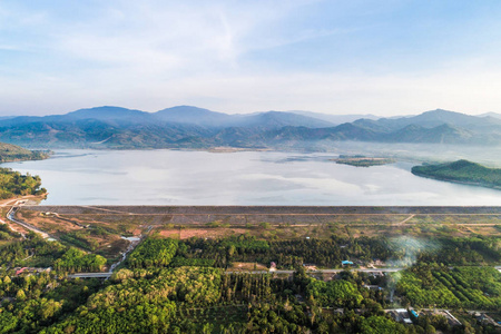 热带森林村庄，运河河，日出，鸟瞰