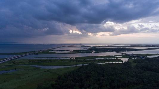 阿拉巴马海湾沿岸移动海湾日落处的风暴