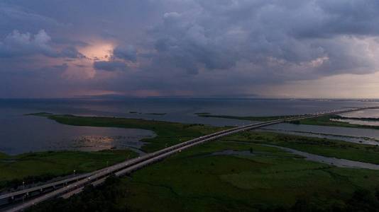 阿拉巴马海湾沿岸移动海湾日落处的风暴