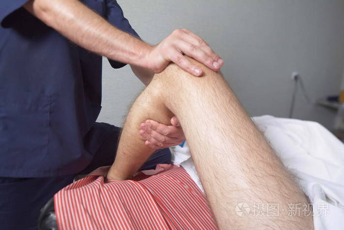 按摩治疗师让男人做按摩