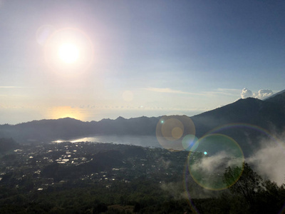 巴图尔湖和火山在巴厘岛的山脉，靠近印度尼西亚的金塔马尼村。