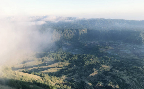 美丽的日出从巴图尔巴利山顶印度尼西亚