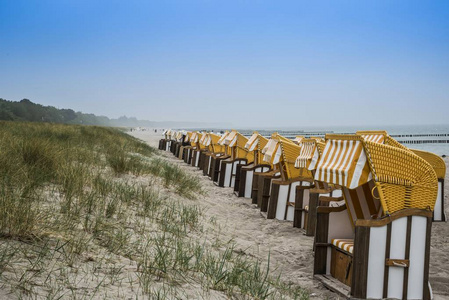 屋顶柳条海滩椅子在海滩上，Zingst，Fischland，Darb，Zingst，梅克，西波美拉尼亚，德国，欧洲