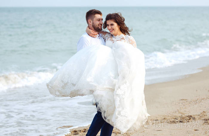 幸福浪漫的年轻夫妇庆祝他们的婚姻. 性感接吻时尚情侣特写肖像.